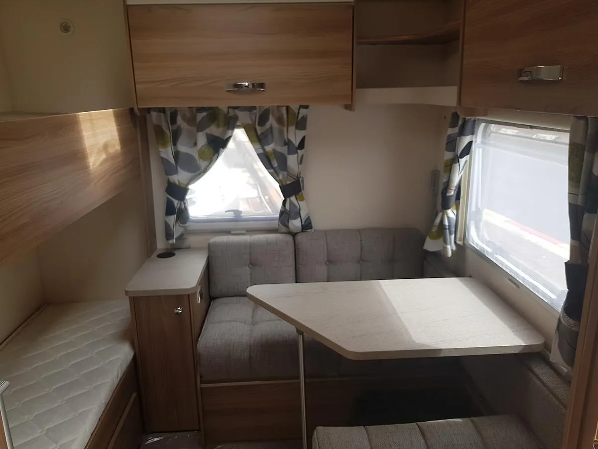 مكان تخييم فندق إيلاتفي  New English Luxury Caravan On The Sea